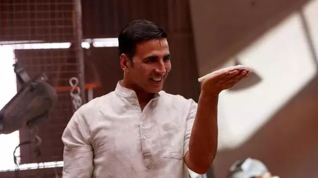 这个穿上女式*裤内**，血漏裤子，成全村变态的他，为爱造出了卫生巾