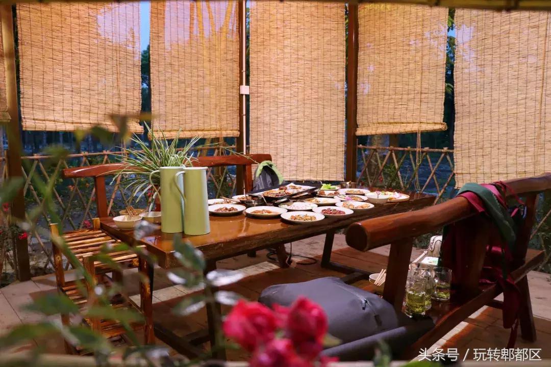 又一家高颜值花园音乐烤吧入驻郫都，趁五一快去痛快的搓一顿吧！