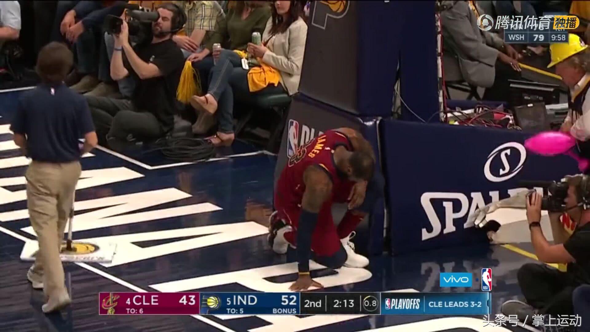 詹姆斯肘击对手致其出血遭驱逐,詹姆斯被肘到眼角出血