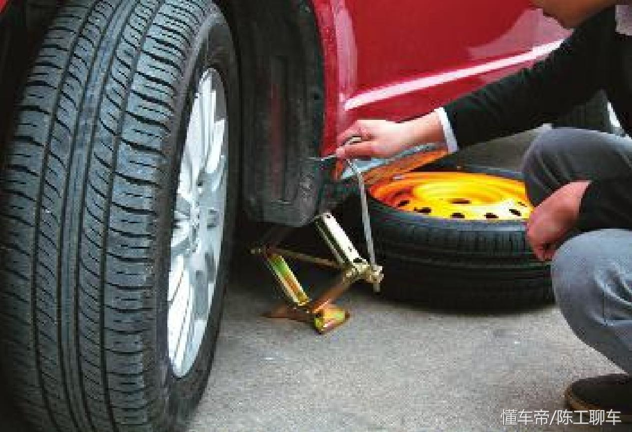 开车行驶中感觉后面有异响,车后悬挂有响声