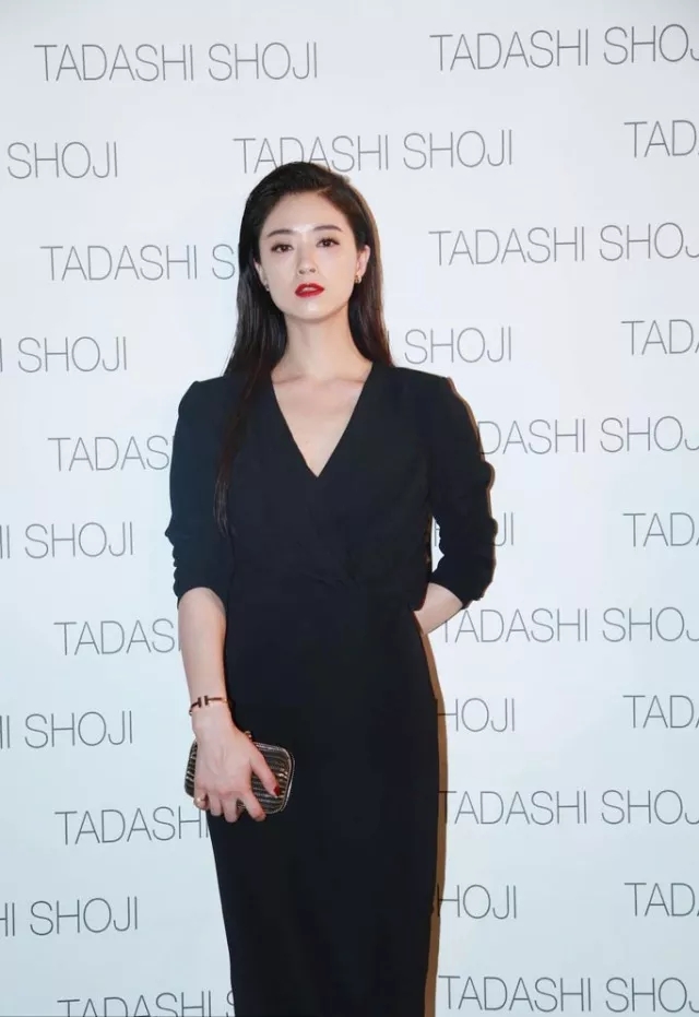 v字领搭配什么假领好看,v字领太长怎么搭