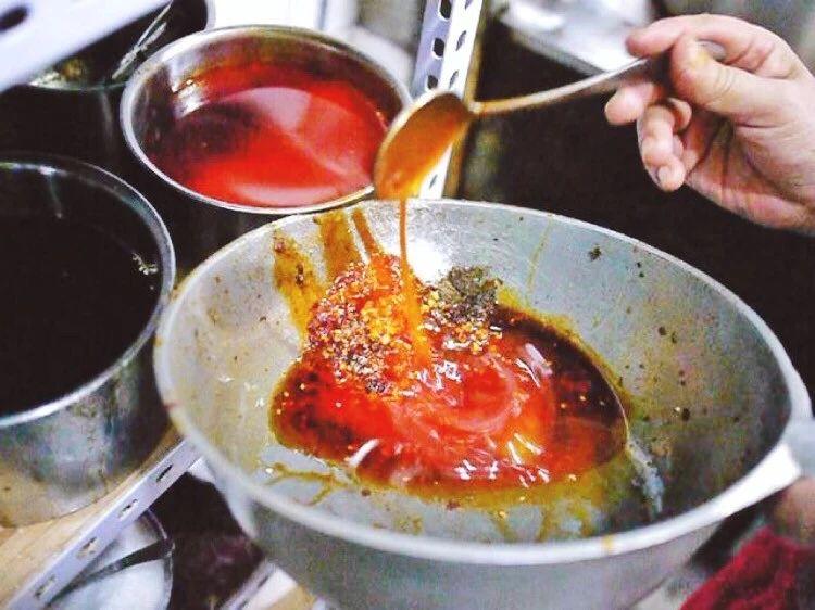 曾经的美食帝国强势回归，建设路要火了！