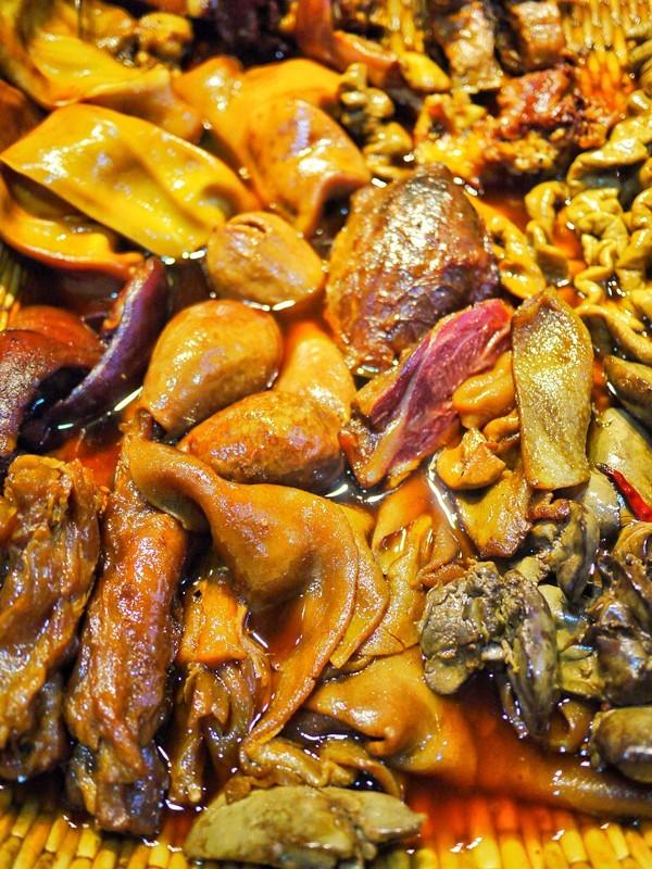 曾经的美食帝国强势回归，建设路要火了！