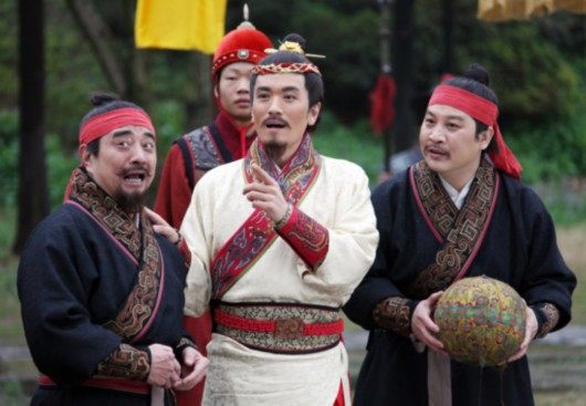 他是史上中国最早的球星，在苏东坡落难时雪中送炭，却被黑了千年