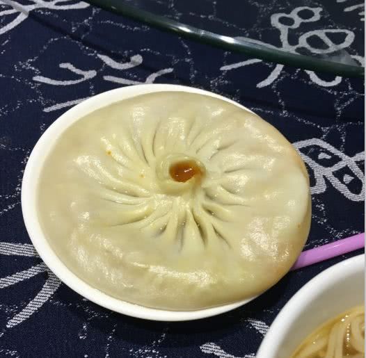 我带着秤和卷尺，去吃这几家小笼包！差点被赶跑