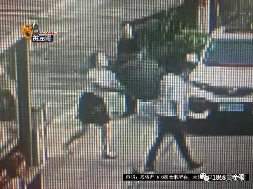 女子在等车,男子“没控制住”摸了她的胸部