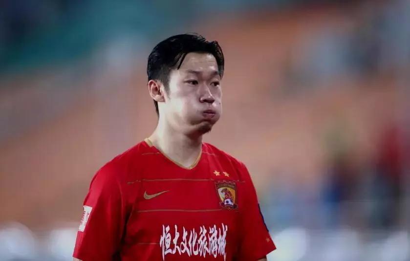 张成林让恒大后罚点球，球迷炮轰他：你是不是贵州派来的*底卧**！