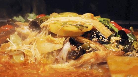 穿梭于苏城的猫大侠，举着鱼票正到处找你！