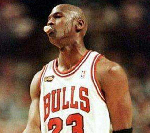 足球运动员为什么在草坪上吐痰,足球运动员身体素质跟普通人比