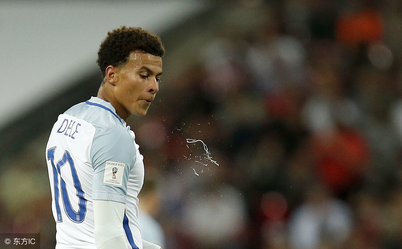 足球运动员身体素质跟普通人比,足球运动员为什么在草坪上吐痰