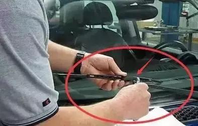 雨刮器向上刮异响怎么回事,雨刮器刮玻璃异响解决方法