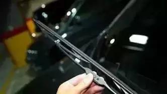 雨刮器向上刮异响怎么回事,雨刮器刮玻璃异响解决方法