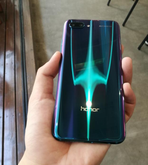 极光色后盖+2400万前后AI双摄，售价2599起；网友：价格很皮！