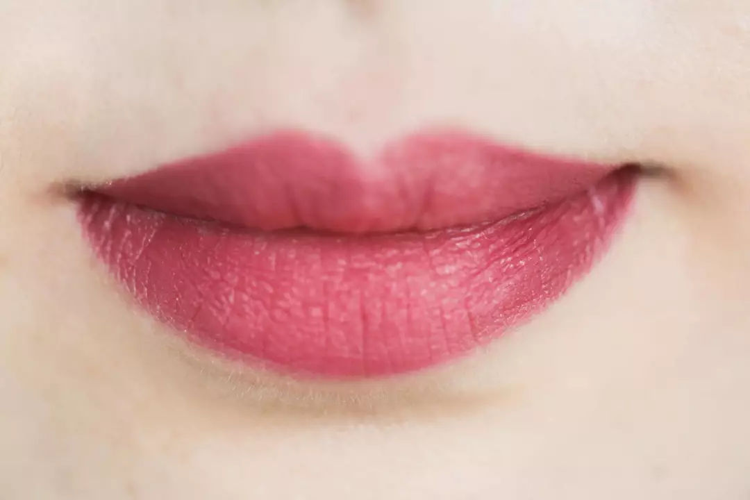 两支口红混搭怎么涂,两支口红怎么弄成一支