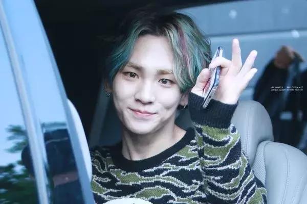 韩国爱豆彩色头发,韩国爱豆为什么发型都好看