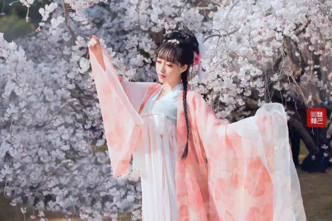 中国姑娘汉服惊呆外国人视频,中国姑娘在国外街头穿汉服惊艳了