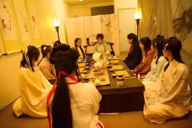 华丽汉服在外国街头惊艳外国人,中国汉服小姐姐美到哭了