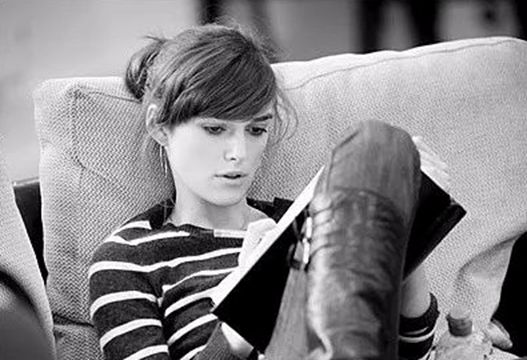 她是平胸的纸片姑娘，却是性感的英伦玫瑰，美得颠倒众生！