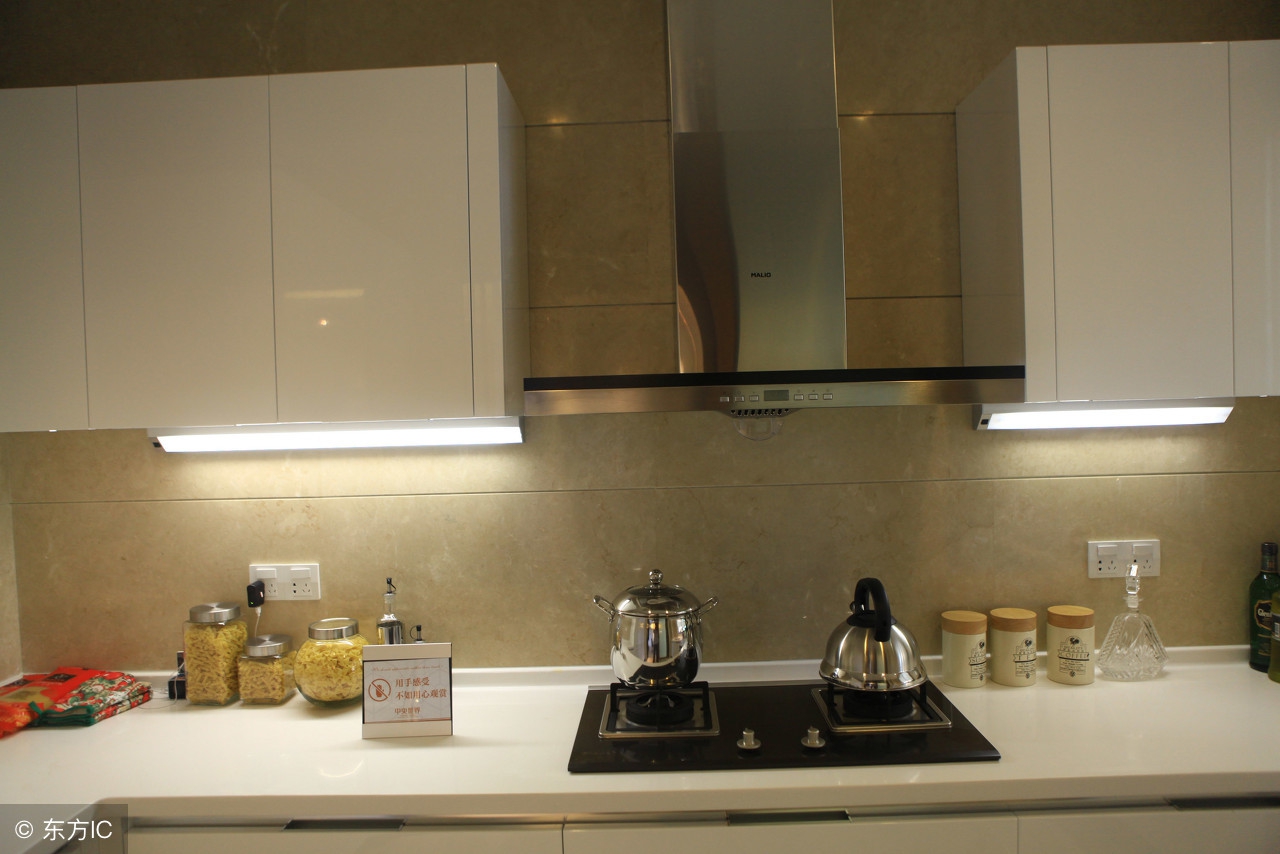 怎么防止炒菜时油烟的伤害,厨师长期炒菜吸油烟的危害