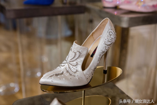 特别推出最新18早秋/夏凉鞋高跟鞋，专属粉丝福利，请注意查收