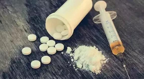 男子吸毒后欲火焚身，“恩爱”后女子死在床上，揭吸毒的危害：感染性疾病