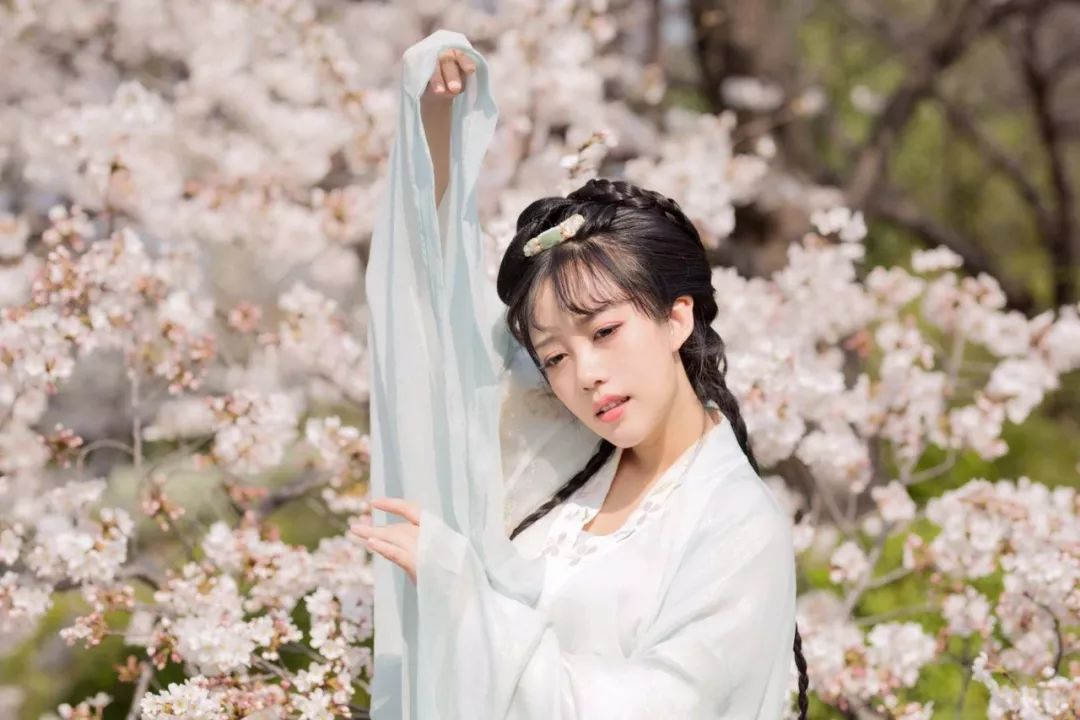 90后中国姑娘，在澳洲街美哭外媒