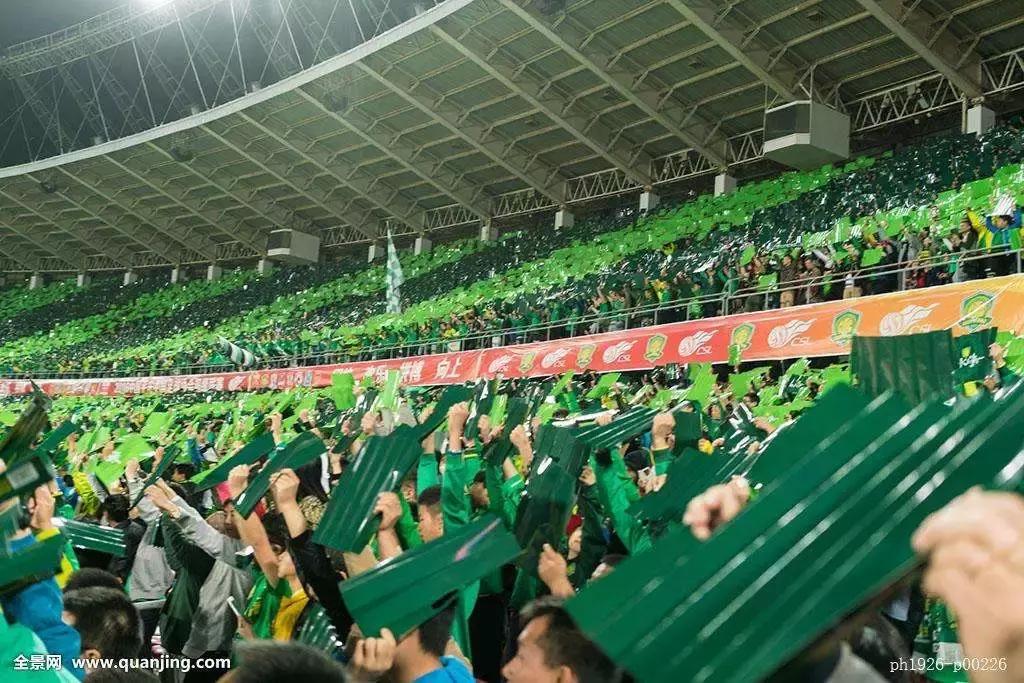 自从穿上了“国安绿”，地铁站检票的小姐姐都开始跟我套磁了