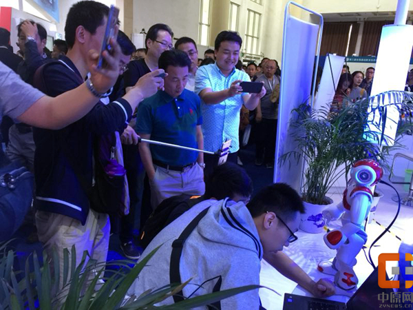 郑州二中亮相全国基础教育信息化应用展示交流活动现场带来独一无二的精彩