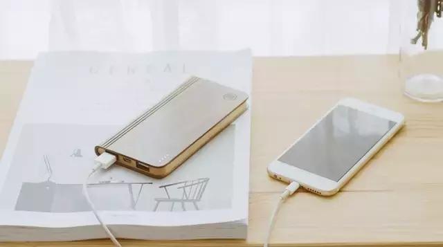 性能强的移动电源,比较小巧但容量大的移动电源