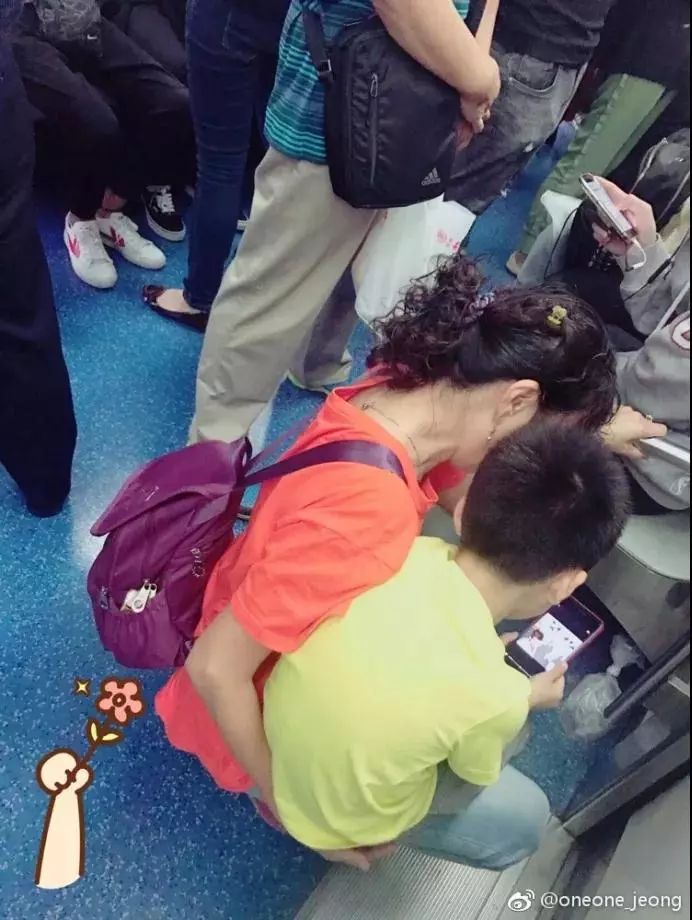 董卿跪地为什么获得网友的称赞,董卿卑躬屈膝