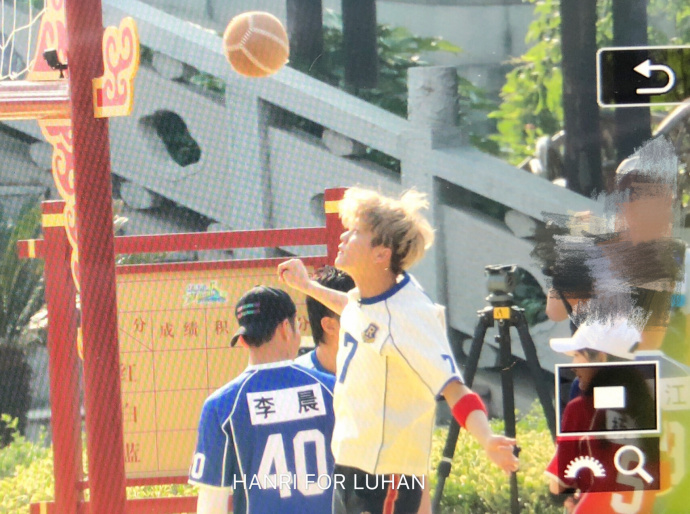 180510网曝《奔跑吧》苏州录制世界杯主题7号足球少年鹿开心的两个两百斤的孩子