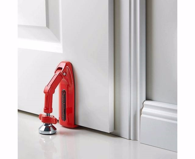 女子遭邻居强行拽进屋,女子被邻居强行拽进屋