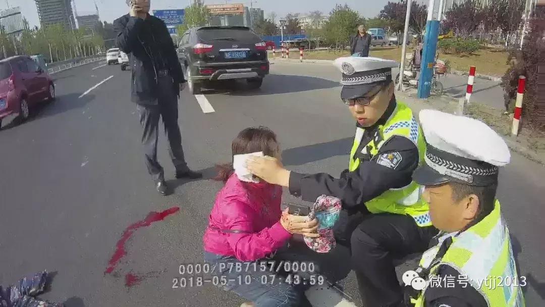 交警看护受伤女子过马路,女子被车撞路过民警搭救