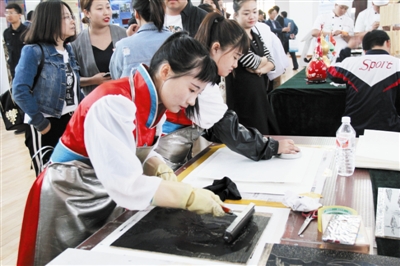 为就业搭建桥梁,为毕业生搭建就业平台