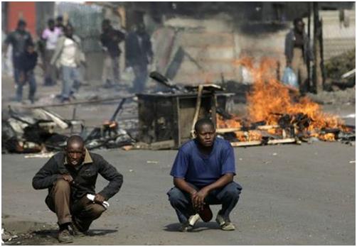 虐待受害人、逼其吃粪便，赞比亚这伙歹匪很邪恶！