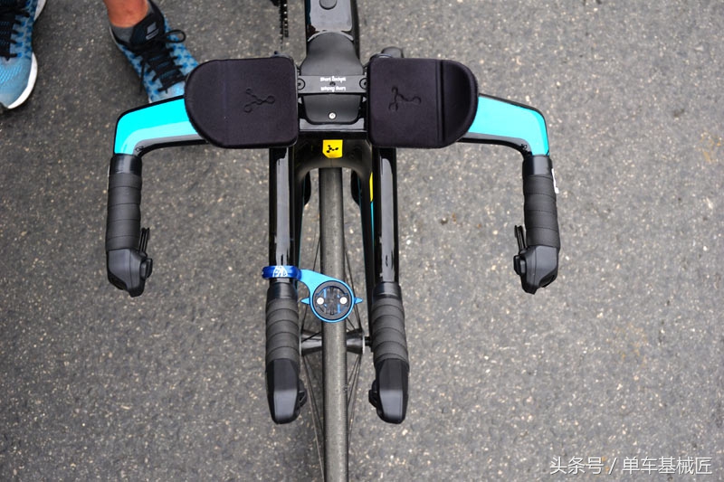 argon18明显今年设计费没给够，美利达依然保持了凌乱走线的风格