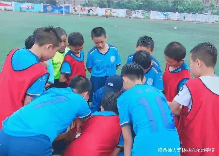 校园足球比赛观众席气氛,校园足球比赛精彩过人