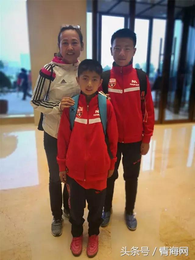 西宁两足球小将勇夺“谁是球王”全国半决赛桂冠