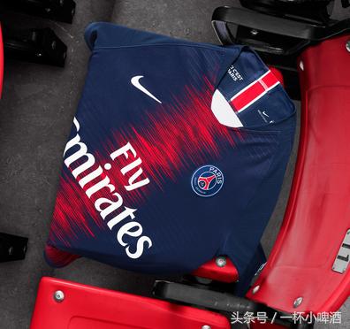 巴黎圣日耳曼22-23赛季球衣客场,巴黎圣日耳曼球衣blockcore风格