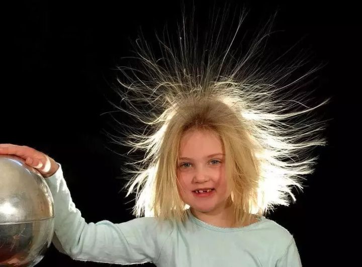 睡一觉起来头发成鸡窝,早上起来头发像鸡窝一样怎么办