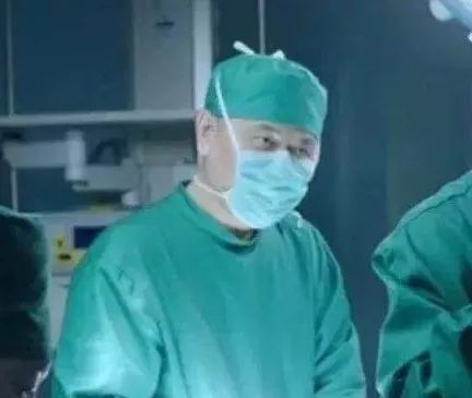 睡觉头发乱得像鸡窝一样,睡觉醒来头发乱