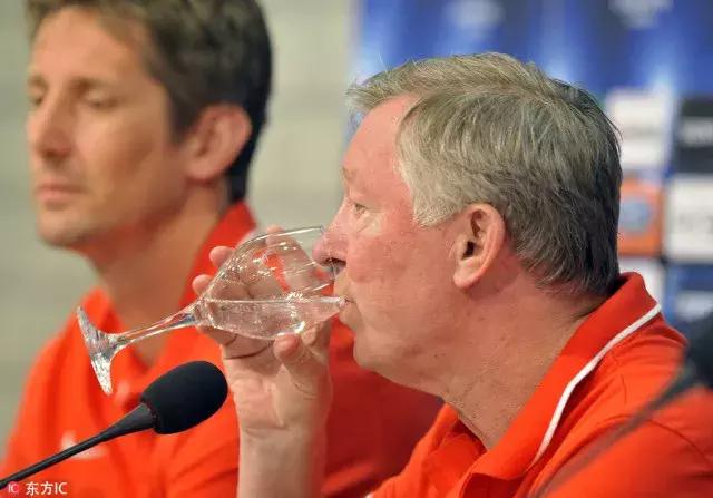 都知道伊涅斯塔红酒生意很火，但是老爵爷才是足坛真正的酒中仙！