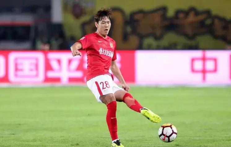 赛后恒大球员落寞谢场,广州恒大场外谢场