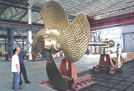 大型船只的螺旋桨为什么那么小,大型船舶的螺旋桨有多快