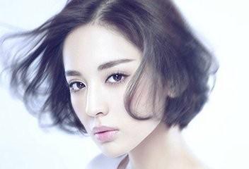 她的头发被狗啃了，但依旧好看！