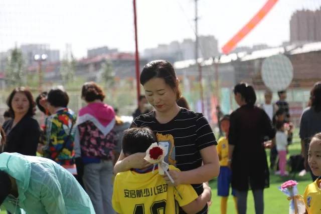 “趣味足球、快乐家庭”内蒙古草根足球日活动“搅热”母亲节