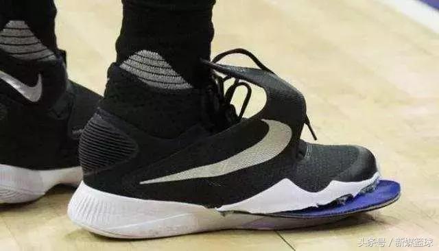 马努尼克杨球鞋,nba名场面尼克杨变向晃飞詹姆斯