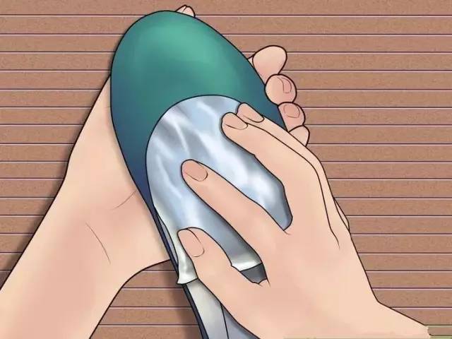 运动鞋子买小了一招变大的妙招,新买的鞋子挤脚怎么使鞋子变大