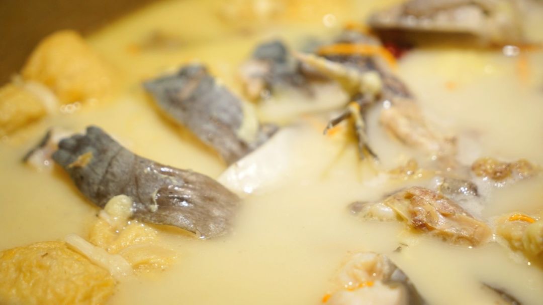 草帽当锅盖的石锅鱼,草帽蒸汽石锅鱼