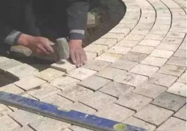 4种常见庭院铺装材料与优缺点,庭院最流行的铺装